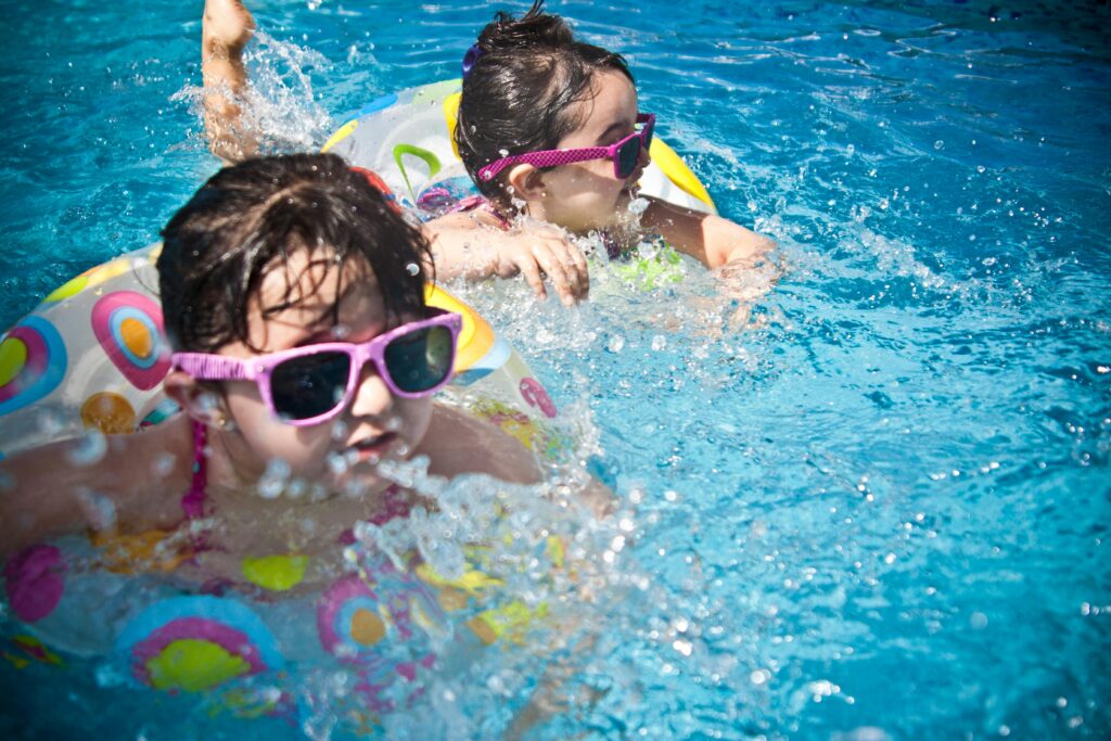 enfants dans une piscine au pays basque